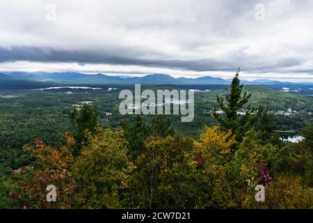 Blick auf Lake Placid und bunte Bäume vom Baker Mountain im Herbst, in Lake Placid, NY Stockfoto