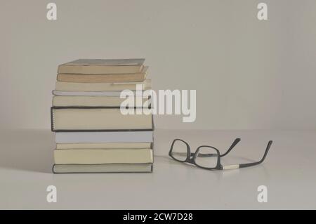 Bücherstapel, Bücher verschiedener Themen, Lesebrille, Seitenansicht, weißer Hintergrund, Brasilien, Südamerika, Kopierraum, farbige Bücher Stockfoto