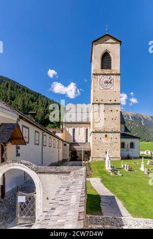 Das Kloster des Hl. Johannes des Täufers in Müstair, im Monastero-Tal im Kanton Graubünden, Schweiz Stockfoto