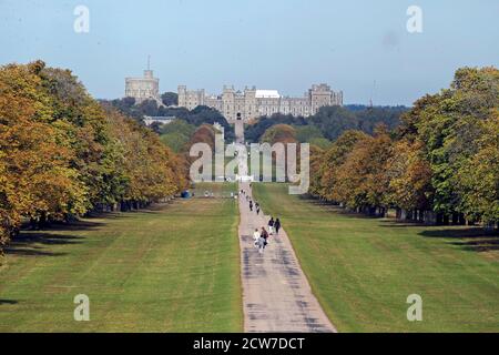 Luftaufnahme der Menschen genießen das heiße Wetter auf dem langen Spaziergang in Windsor Castle, Berkshire. Stockfoto