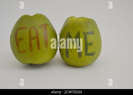 Äpfel. Grüne Äpfel mit Eat Me Inschrift, Konzeptfoto auf weißem Hintergrund und Basis, Brasilien, Südamerika Stockfoto