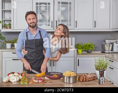 Junge Paare, die Spaß in der Küche Stockfoto