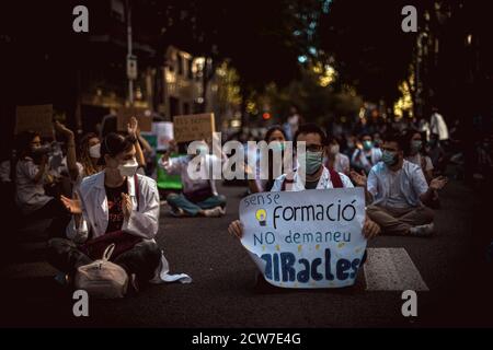 Barcelona, Spanien. September 2020. Junge Hausärzte rufen Slogans auf, während sie während ihrer postgradualen Ausbildung, die sich auf das Gesundheitssystem spezialisiert hat, wegen niedriger Löhne, hoher Arbeitszeiten und mangelnder Überwachung über prekäre Bedingungen protestieren. Quelle: Matthias Oesterle/Alamy Live News Stockfoto