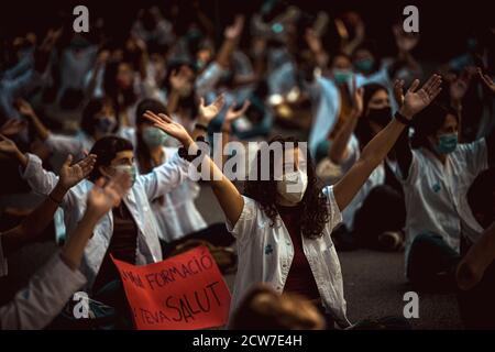 Barcelona, Spanien. September 2020. Junge Hausärzte rufen Slogans auf, während sie während ihrer postgradualen Ausbildung, die sich auf das Gesundheitssystem spezialisiert hat, wegen niedriger Löhne, hoher Arbeitszeiten und mangelnder Überwachung über prekäre Bedingungen protestieren. Quelle: Matthias Oesterle/Alamy Live News Stockfoto