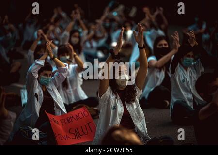 Barcelona, Spanien. September 2020. Junge Hausärzte rufen Slogans auf, während sie während ihrer postgradualen Ausbildung, die sich auf das Gesundheitssystem spezialisiert hat, wegen niedriger Löhne, hoher Arbeitszeiten und mangelnder Überwachung über prekäre Bedingungen protestieren. Quelle: Matthias Oesterle/Alamy Live News Stockfoto