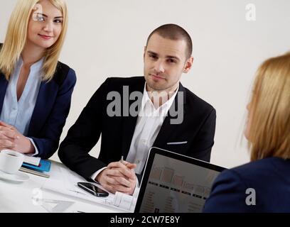 Geschäftsleute, die gemeinsam am Schreibtisch Stockfoto