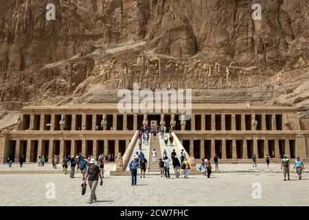 Der prächtige Tempel der Hatschepsut bei Deir al-Bahri in der Nähe von Luxor in Zentralägypten. Der Tempel wurde von Königin Hatschepsut (1473-1458 v. Chr.) erbaut. Stockfoto