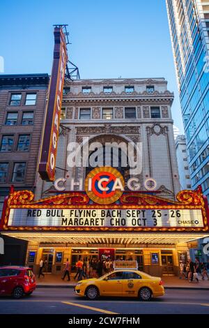 Chicago Theater bei Nacht in den USA Stockfoto