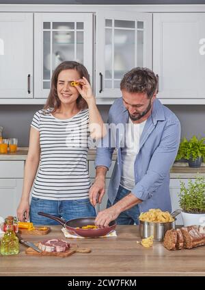 Junges Paar in der Küche Stockfoto