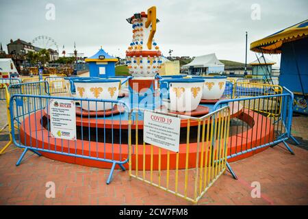 Leere Fairground-Fahrten auf Barry Island im Tal von Glamorgan, nachdem die walisische Regierung drei weitere Gebiete von Wales in die lokale Sperre gesetzt hatte. Stockfoto