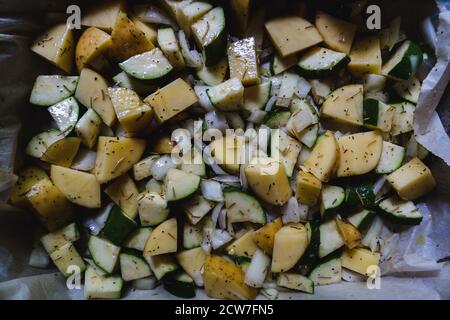 Gehackte Zucchini und Kartoffeln in einer Pfanne, bereit, in den Ofen gestellt werden Stockfoto