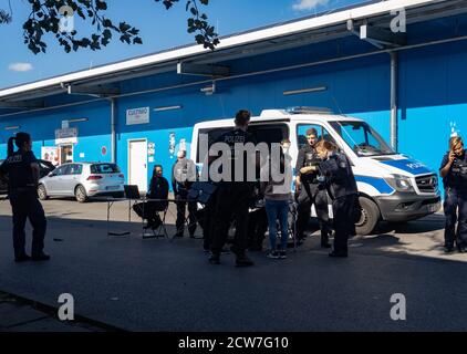 Berlin, Deutschland. September 2020. Die Polizeikräfte befinden sich auf dem Gelände des Dong Xuan Zentrums in Lichtenberg. Rund 200 Polizisten sind vor Ort, um die Einhaltung der Corona-Vorschriften zu überprüfen, teilte die Polizei auf Twitter mit. Mitarbeiter der Steuerbehörden sind ebenfalls vor Ort. Quelle: Paul Zinken/dpa-Zentralbild/dpa/Alamy Live News Stockfoto