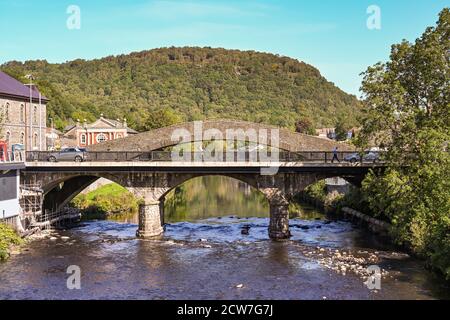 Pontypridd, Wales - September 2020: Der Bogen der Alten Brücke über den Fluss Taff in Pontypridd. Im Vordergrund befindet sich eine Straßenbrücke zum Stadtzentrum Stockfoto