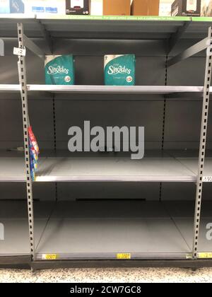 Ein leerer Raum, wo Toilettenrollen normalerweise in Asda in Hunts Cross, Liverpool, sitzen würden. Stockfoto