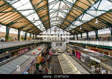 Cardiff, Wales - August 2020: Blick vom Balkon auf den Indoor-Markt in Cardiff mit Blick auf Stände. Stockfoto