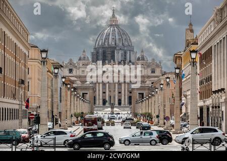 Rom, Italien. 10. Juni 2020: Petersdom in der Vatikanstadt im historischen Zentrum von Rom. Via della Concilizione mit Autoverkehr und stadtleben Stockfoto