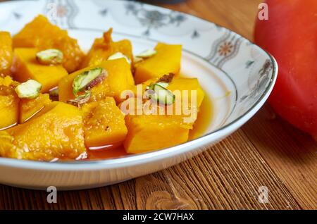 Kabak tatlısı – Kürbisdessert in türkischer Küche, kandierter Kürbis Stockfoto