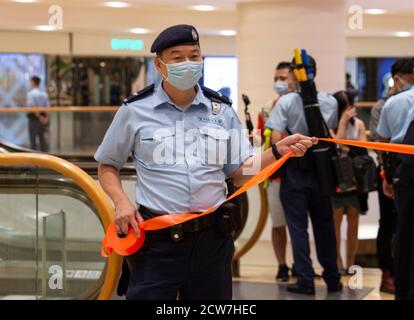 Hongkong, Hongkong, China. Mai 2020. Die Polizei betritt das Einkaufszentrum und beginnt zu stoppen und Durchsuchungen.am 6. Jahrestag der Umbrella-Bewegung, nur eine sehr kleine Anzahl von Menschen entschieden, zu protestieren. Die Einführung des nationalen Sicherheitsgesetzes hat eine Atmosphäre der Angst geschaffen, die Protestaktivitäten reduziert.Wer protestieren will, hat sich in der Pacific Place Mall statt in den Regierungsbüros der Admiralität versammelt.Polizei kommt an und die Presse und die Käufer werden verhaftet. Quelle: Jayne Russell/ZUMA Wire/Alamy Live News Stockfoto