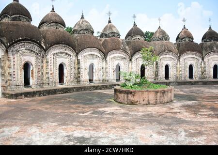 Kalkutta, Indien. September 2020. Antiker Terrakotta-Tempel des 19. Jahrhunderts in Ambika Kalna, Westbengalen (Foto von Suvrajit Dutta/Pacific Press) Quelle: Pacific Press Media Production Corp./Alamy Live News Stockfoto