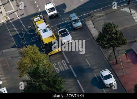 Berlin, Deutschland. September 2020. Am Potsdamer Platz verkehrt ein Bus der Berliner Verkehrsgesellschaft (BVG). In der Nacht beginnt ein Warnstreik im öffentlichen Verkehr. Quelle: Paul Zinken/dpa/Alamy Live News Stockfoto