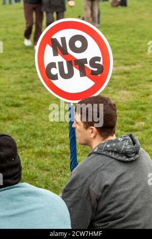 London, Großbritannien, 26. März 2011 : Protestkämpfer mit einem No-Cuts-Sparschild bei einem Demonstrationskampagne-marsch im Stadtzentrum Stockfoto