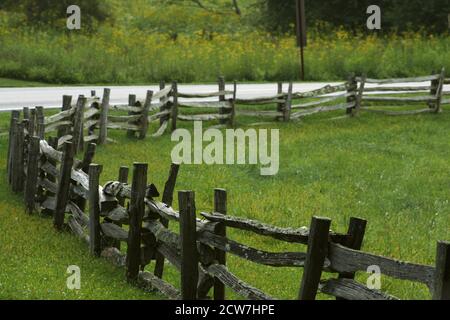 Einfacher, alter Splitrail Zaun in Virginia, USA Stockfoto