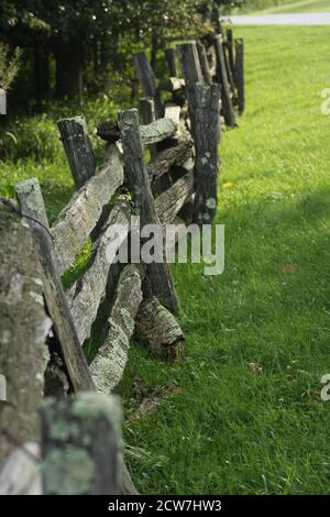 Einfacher, alter Splitrail Zaun in Virginia, USA Stockfoto