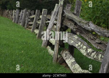 Einfacher, alter Splitrail Zaun in Virginia, USA Stockfoto