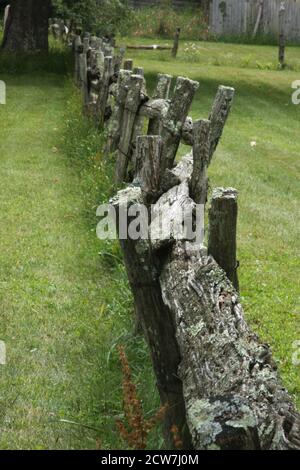 Einfacher, alter Splitrail Zaun in Virginia, USA Stockfoto