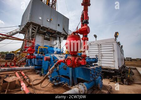 Schlammpumpe und Ausrüstung für Bohrgerät. Zhaik-Munai Öllagerstätte, Kasachstan. Stockfoto