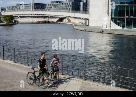Berlin Spree River bike City life Deutschland Touristen Menschen radeln Stockfoto