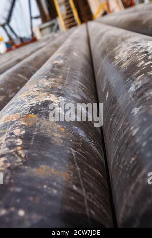 Zhaik-Munai Öllagerstätte, Kasachstan. Verrostete Ölbohrrohre aus der Nähe. Abstrakter industrieller Hintergrund. Stockfoto
