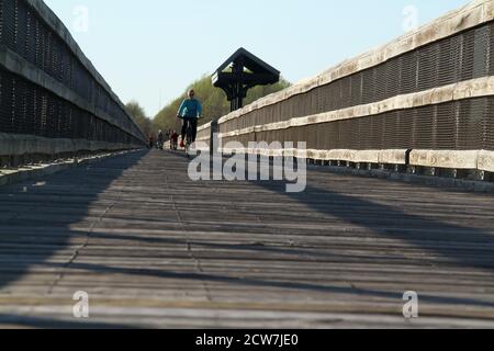 Menschen auf dem High Bridge Trail in der Nähe von Farmville, VA, USA Stockfoto