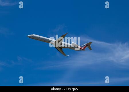 Montreal, Quebec / Kanada - 06/19/2020 : und American Eagle CRJ900 starten von Montreal Trudeau Flughafen. Stockfoto