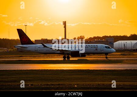 Montreal, Quebec / Kanada - 06/21/2020 : Air Canada A220-300 offiziell bekannt als CSeries CS300, besteuern für den Start am Flughafen Montreal Trudeau mit Stockfoto