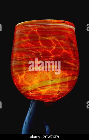 Glühend von innen … Die Schale eines ungewöhnlichen Kunstglases aus Südfrankreich, ein auffälliger, gespaltener Kelch, der von Vater und Sohn ‘sBouffleurs de verre’ Daniel und Christophe Saba in ihrer Atelierwerkstatt in Biot, dem weltbekannten französischen Riviera-Dorf der Glasbläser in Alpes-Maritimes, Provence-Alpes-Côte d’Azur, Frankreich, gefertigt wurde. Stockfoto