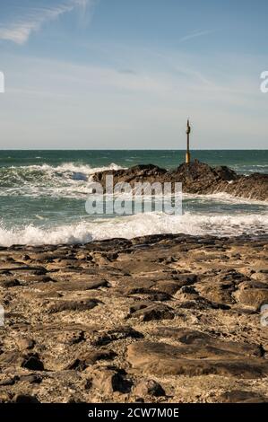 Portraitbild des Barrel Rock am Ende des Bude Wellenbrechers mit atlantischen Wellen, die gegen die Felsen krachen. Stockfoto