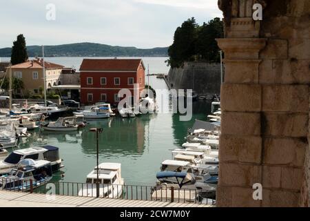 Zadar / Kroatien - 2. September 2020: Zadar Stadttor und Fosa Hafenblick, Dalmatien, Kroatien Stockfoto