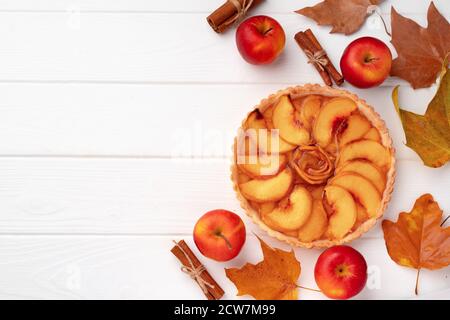 Herbst Thankgiving Pie auf weißem Holzbrett mit trockenen dekoriert Blätter und Zimtstangen Stockfoto