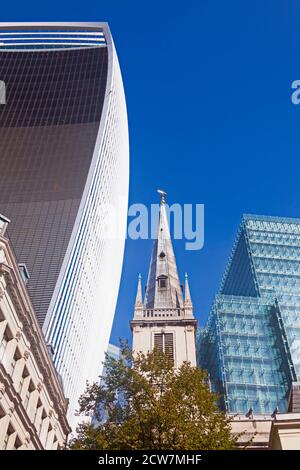 City of London. Die Wren Kirche St. Margaret Pattens in Eastcheap, eingerahmt von moderneren Gebäuden. Auf der linken Seite ist die 'Walkie-Talkie'. Stockfoto