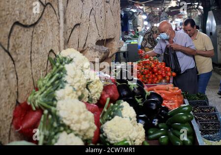 Nablus. September 2020. Palästinenser kaufen am 28. September 2020 auf einem Markt in der Stadt Nablus im Westjordanland ein. Palästina verzeichnete am Sonntag 620 neue COVID-19 Fälle, was die Gesamtzahl der Infektionen in den palästinensischen Gebieten auf 49,192 erhöht. Quelle: Ayman Nobani/Xinhua/Alamy Live News Stockfoto