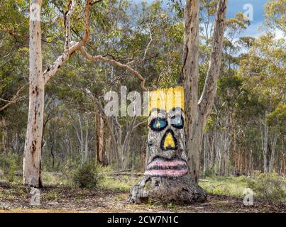 Bemaltes Gesicht auf einem Baumstamm Stumpf in der Nähe des Großen Southern Highway York Western Australia Stockfoto