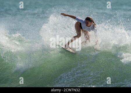 Sri Lanka. September 2020. Arugam Bay - Sri Lanka - SEPTEMBER 27 - Belgiens Lien Uten fängt eine Welle während Open und National Surfing Championship Series 2019/2020 von Private Company organisiert, um den lokalen Tourismus mit nationalen und internationalen Teilnehmern auf der Insel in Arugam Bay im Osten von Sri Lanka auf wieder beleben September 27, 2020. (Foto: Isuru Peiris/Pacific Press/Sipa USA) Quelle: SIPA USA/Alamy Live News Stockfoto