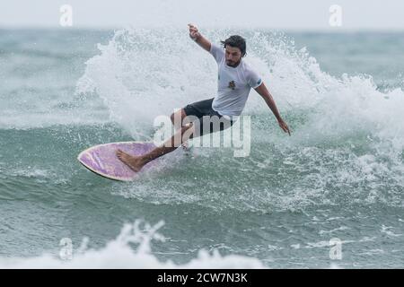 Sri Lanka. September 2020. Arugam Bay - Sri Lanka - SEPTEMBER 27 - Australiens Liam Mourad fängt eine Welle während der Open and National Surfing Championship Series 2019/2020 von Private Company organisiert, um lokalen Tourismus mit nationalen und internationalen Teilnehmern auf der Insel in Arugam Bay im Osten von Sri Lanka auf wieder beleben September 27, 2020. (Foto: Isuru Peiris/Pacific Press/Sipa USA) Quelle: SIPA USA/Alamy Live News Stockfoto