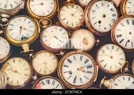 Retro-Look mit alten verkratzten und heruntergekommenen Taschenuhren Stockfoto