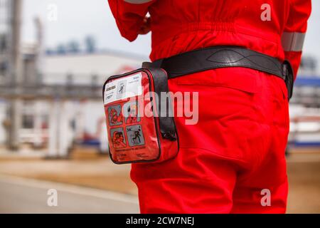 Ölraffinerie-Werk. Sicherheitstechnologien. Kompakte Gasmaske. (Atemmaske, Gesichtsmaske) Zhaik-Munai Öldepot, Kasachstan. Stockfoto