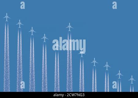 Reihe von Flugzeugen in blauem Himmel als Negativ positioniert Diagrammdiagramm mit einer Ebene, die entweicht Stockfoto