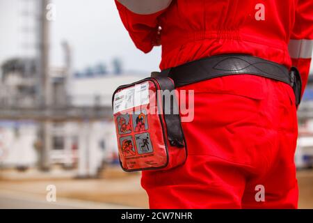 Ölraffinerie-Werk. Sicherheitstechnologien. Kompakte Gasmaske. (Atemmaske, Gesichtsmaske) Zhaik-Munai Öldepot, Kasachstan. Stockfoto