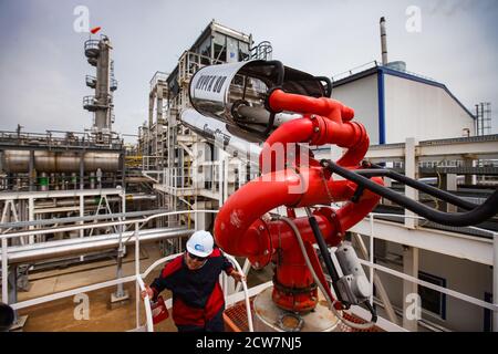 Ölraffinerie-Anlage Sicherheitstechnologien. Feuerlöschanlage. Destillationsturm und Rohrleitungen im Hintergrund. Zhaik-Munai Öllagerstätte, Kasachstan. Stockfoto