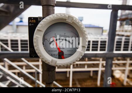 Zhaik-Munai Öllagerstätte, Kasachstan. Ölraffinerie-Werk. ABB lbs (Pfund) pro Stunde Spezialmessgerät. Stockfoto